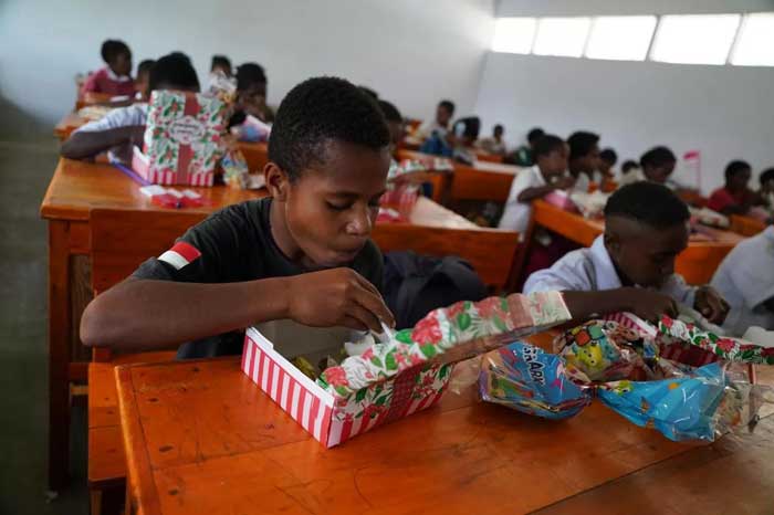 MAKAN GRATIS: Anak-anak di SD Inpres Napua saat mencicipi makanan dari uji coba mandiri Pemprov Papua Pegunungan, belum lama ini.