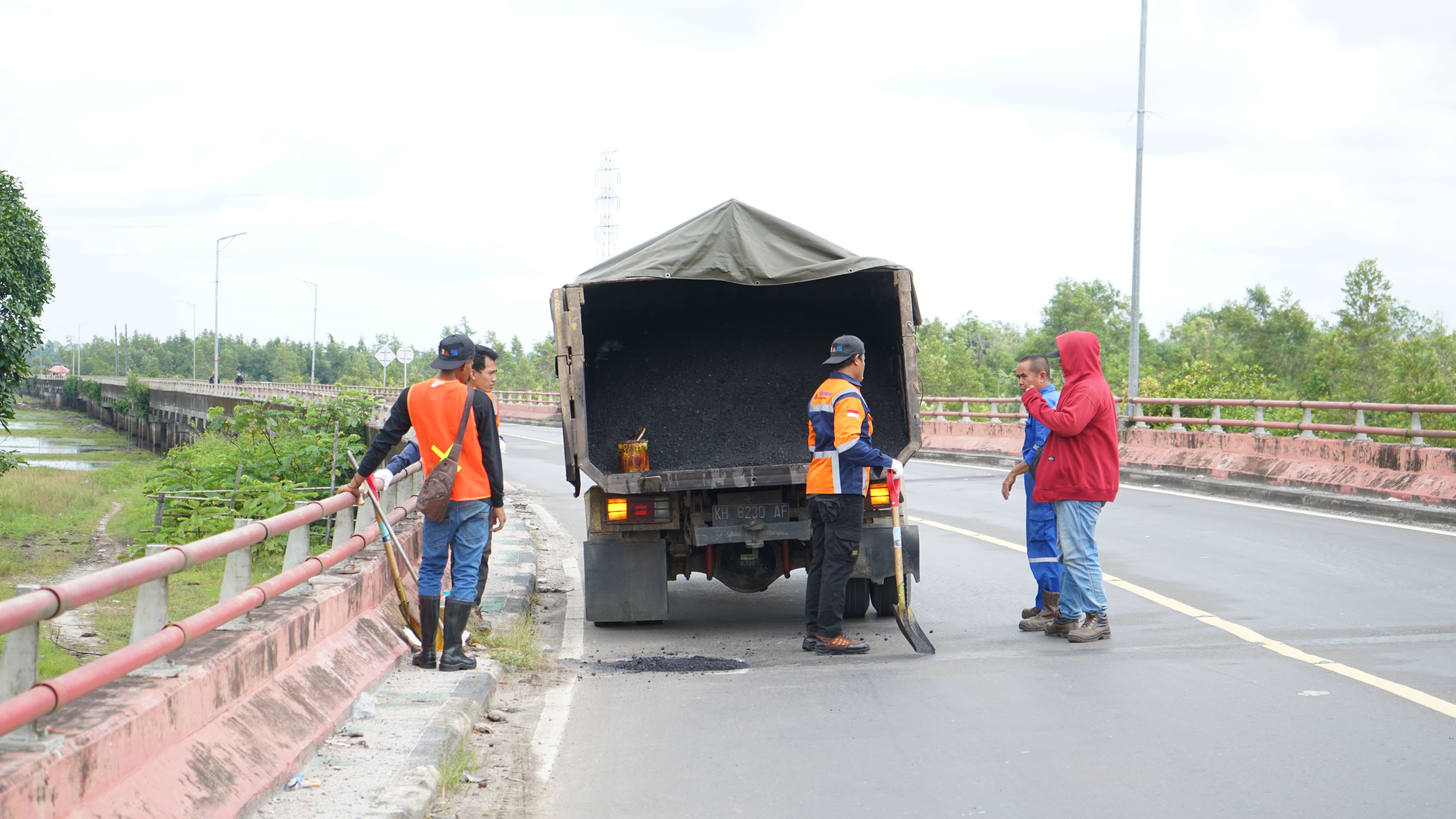 Salah satu kegiatan pemerlihaan di jalur Jembatan Tumbang Nusa, Kabupaten Pulang Pisau.