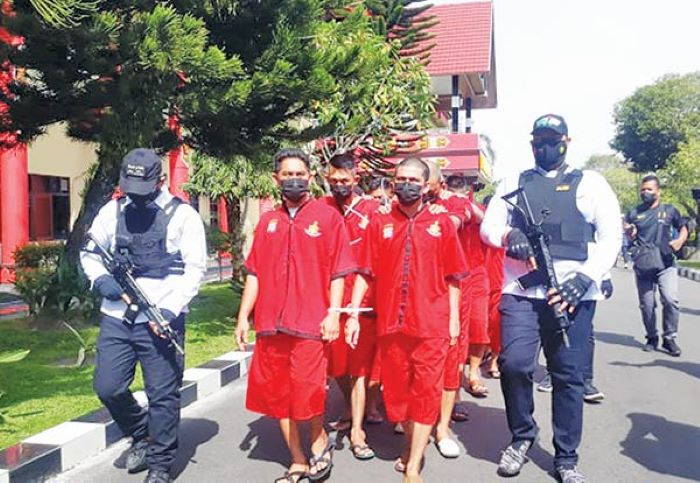 DITANGKAP: Petugas Direktorat Narkoba Polda Kalteng saat mengiring para pelaku jaringan peredaran gelap narkotika di Kalteng. (DOKUMEN/DODI/RADAR SAMPIT)