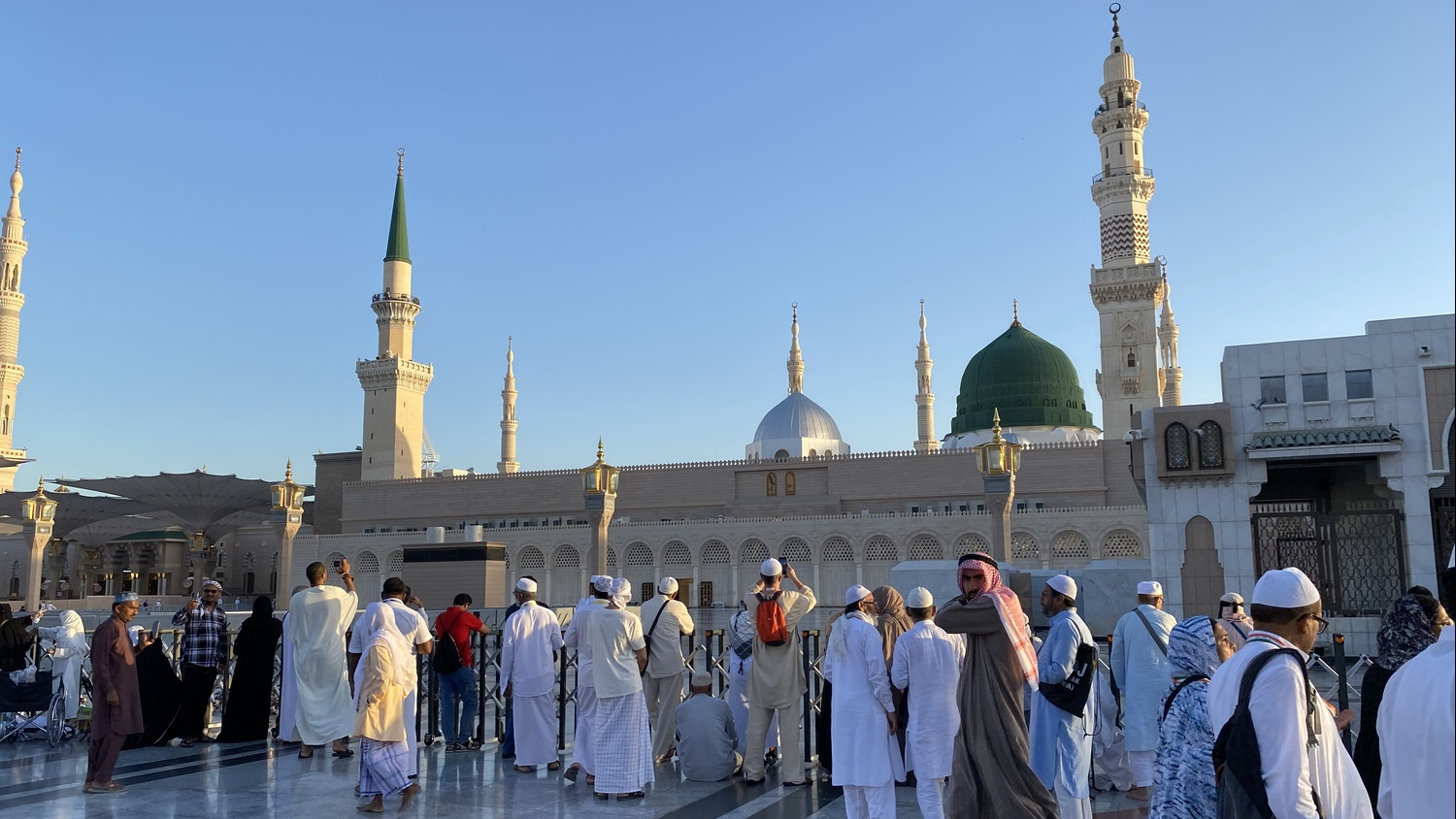 Suasana di pelataran Masjid Nabawi depan pintu masuk ke Raudhah (kemenag)