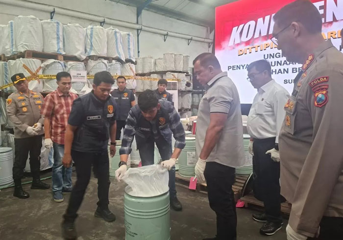 BERBAHAYA : Dirtipidter Bareskrim Polri Brigjen Pol Nunung Syaifuddin (tiga dari kanan) saat membuka drum berisi sianida ilegal di gudang Margomulyo Indah, Surabaya. (MAHRUS/RADAR SURABAYA)