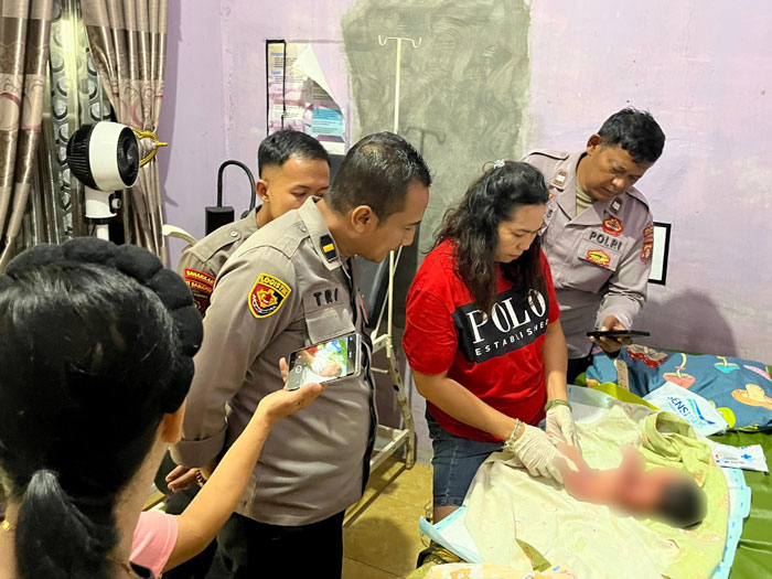 EVAKUASI : Bayi laki-laki yang ditemukan di depan pintu masuk Gereja Kalimantan Evangelis (GKE) Sangkakala Palangka Raya saat dievakuasi ke klinik praktik bidan, Jumat (9/5/2025). DODI/RADAR PALANGKA