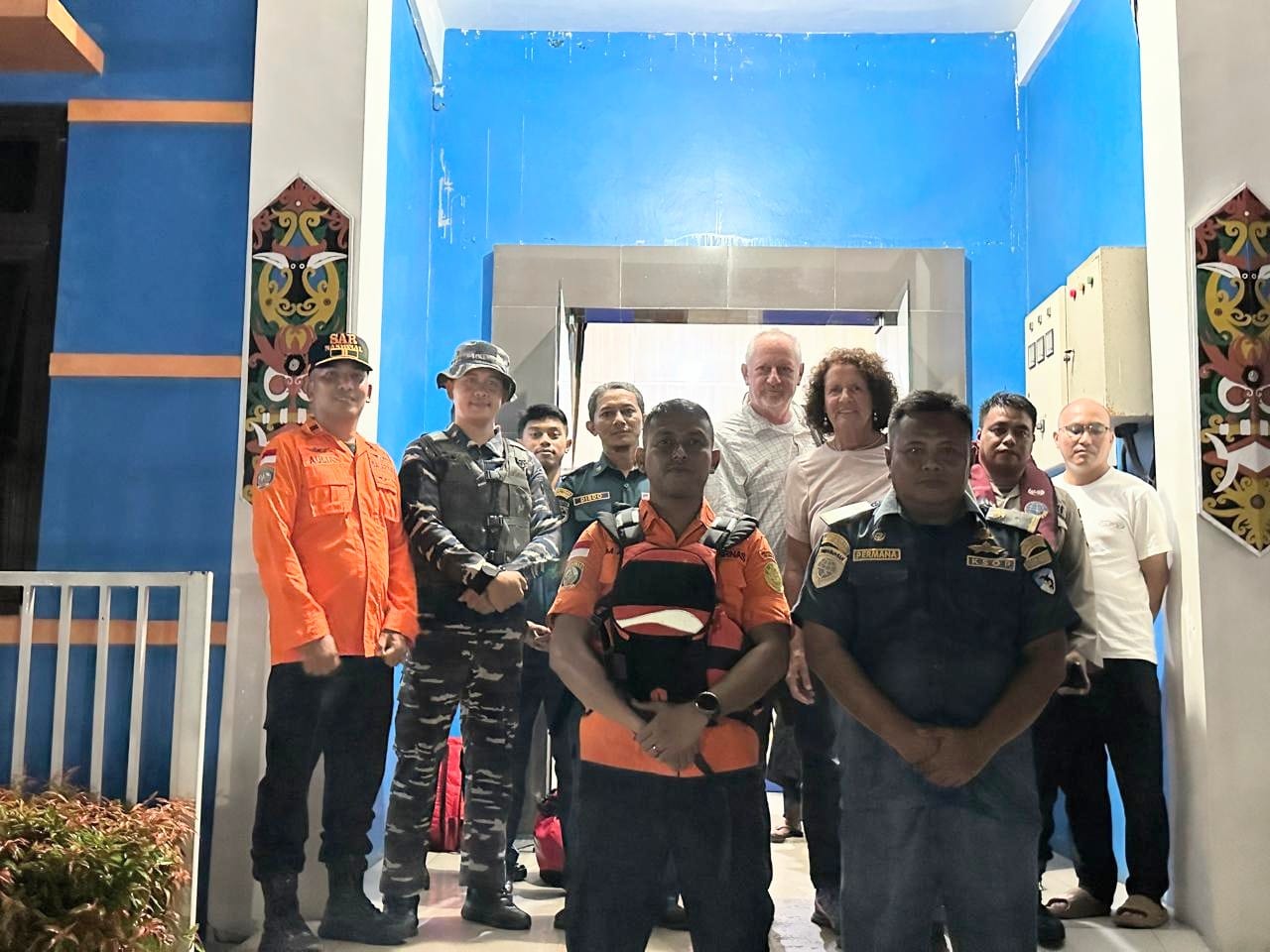 TNI Angkatan Laut melalui Lanal Kumai mengevakuasi enam korban kapal bocor di perairan Taman nasional Tanjung Puting, Kabupaten Kotawaringin Barat, Kalimantan Tengah, Kamis (8/5/2025)