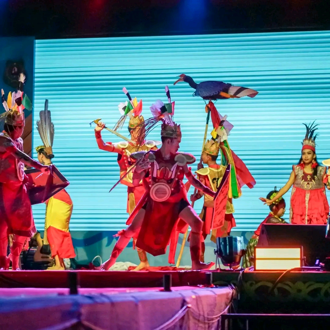 SENI LOKAL: Pertunjukkan seni tari Suku Dayak dalam event Expo Kapuas Bersinar di Lapangan Bukit Ngalangkang, Kuala Kapuas.&nbsp;ISTIMEWA/RADAR SAMPIT