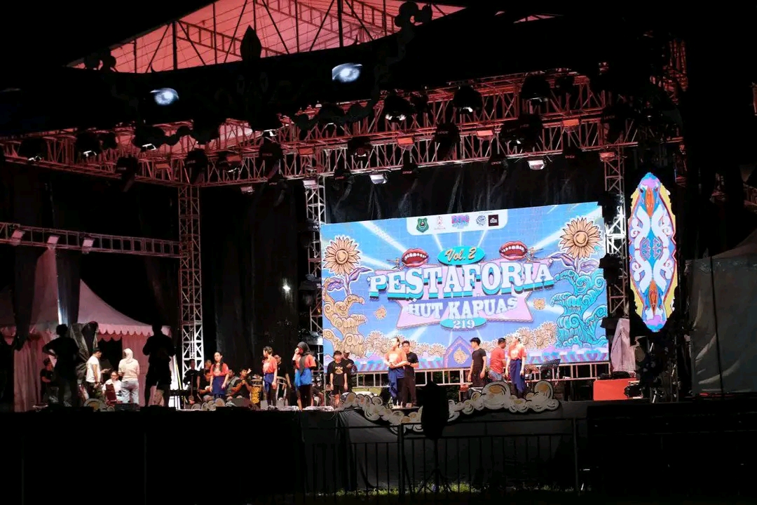 PERSIAPAN: Event Pestaforia HUT Kapuas yang digelar Rabu (7/3) malam di Stadion Panunjung Tarung Kuala Kapuas.