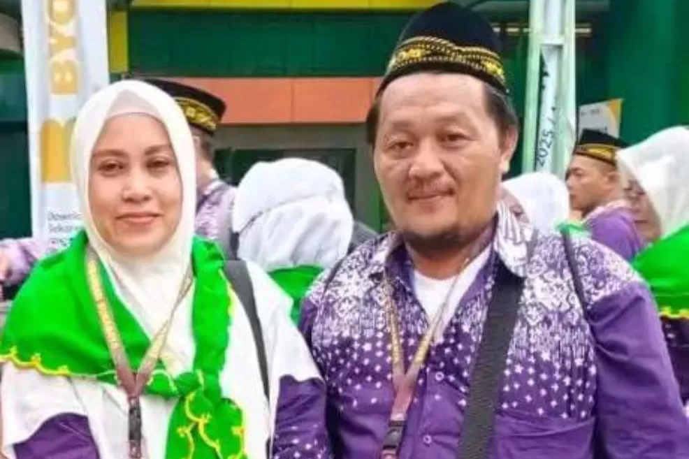 KENANGAN: Nur Fadillah (kiri) berfoto bersama suaminya sebelum terbang dari Bandara Juanda ke Madinah. (Media Center Haji 2025)