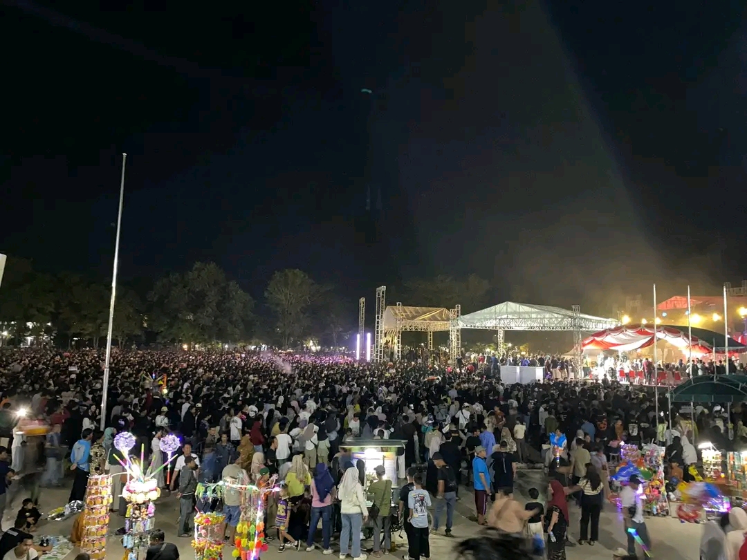 LAUTAN MANUSIA: Suasana kemeriahan pertunjukan konser musik NDX A.K.A di Stadion Panunjung Tarung, Kuala Kapuas, Rabu (7/5) malam.