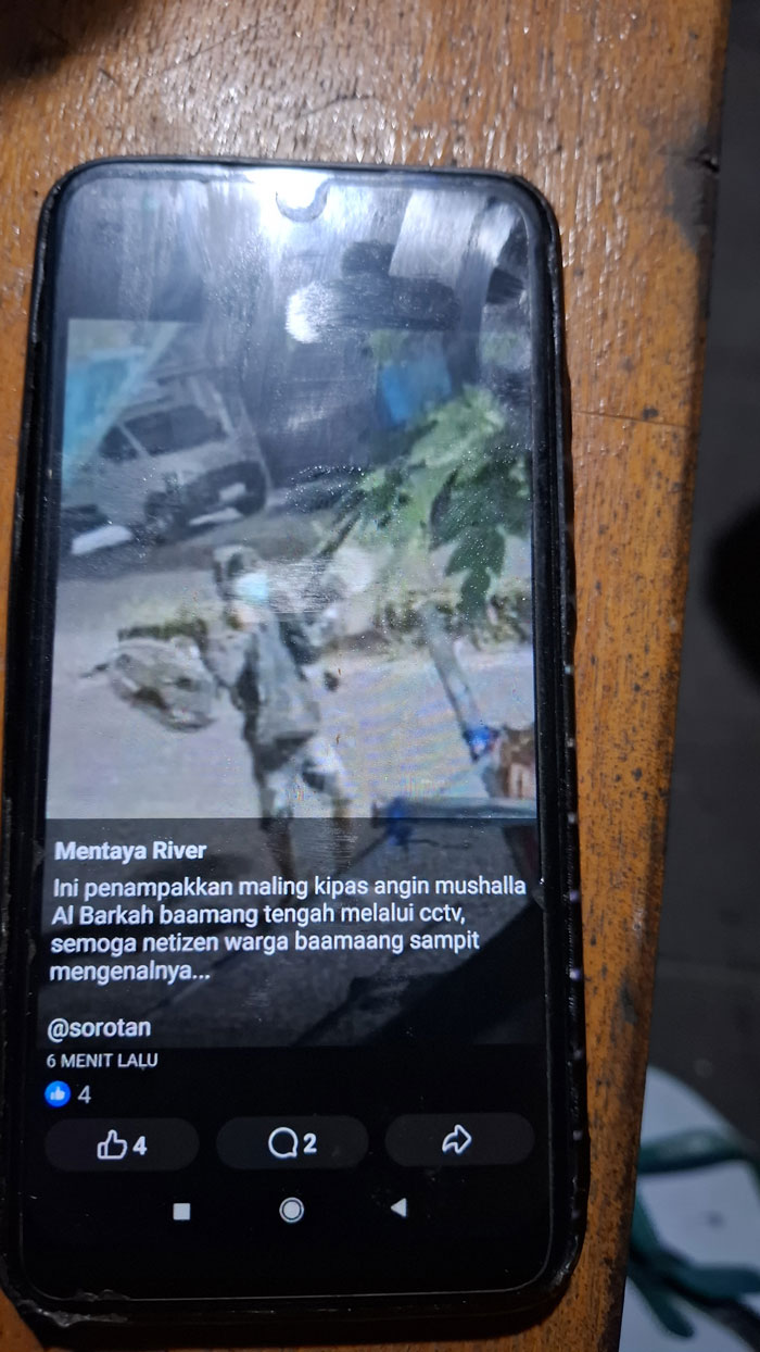 MALING VIRAL : Seorang pria tertangkap kamera CCTV saat membawa kipas angin milik Musala Al Barkah, Jalan Muchran Ali, Kecamatan Baamang, Sampit, Selasa (6/5/2025) dini hari. FAHRY/RADAR SAMPIT