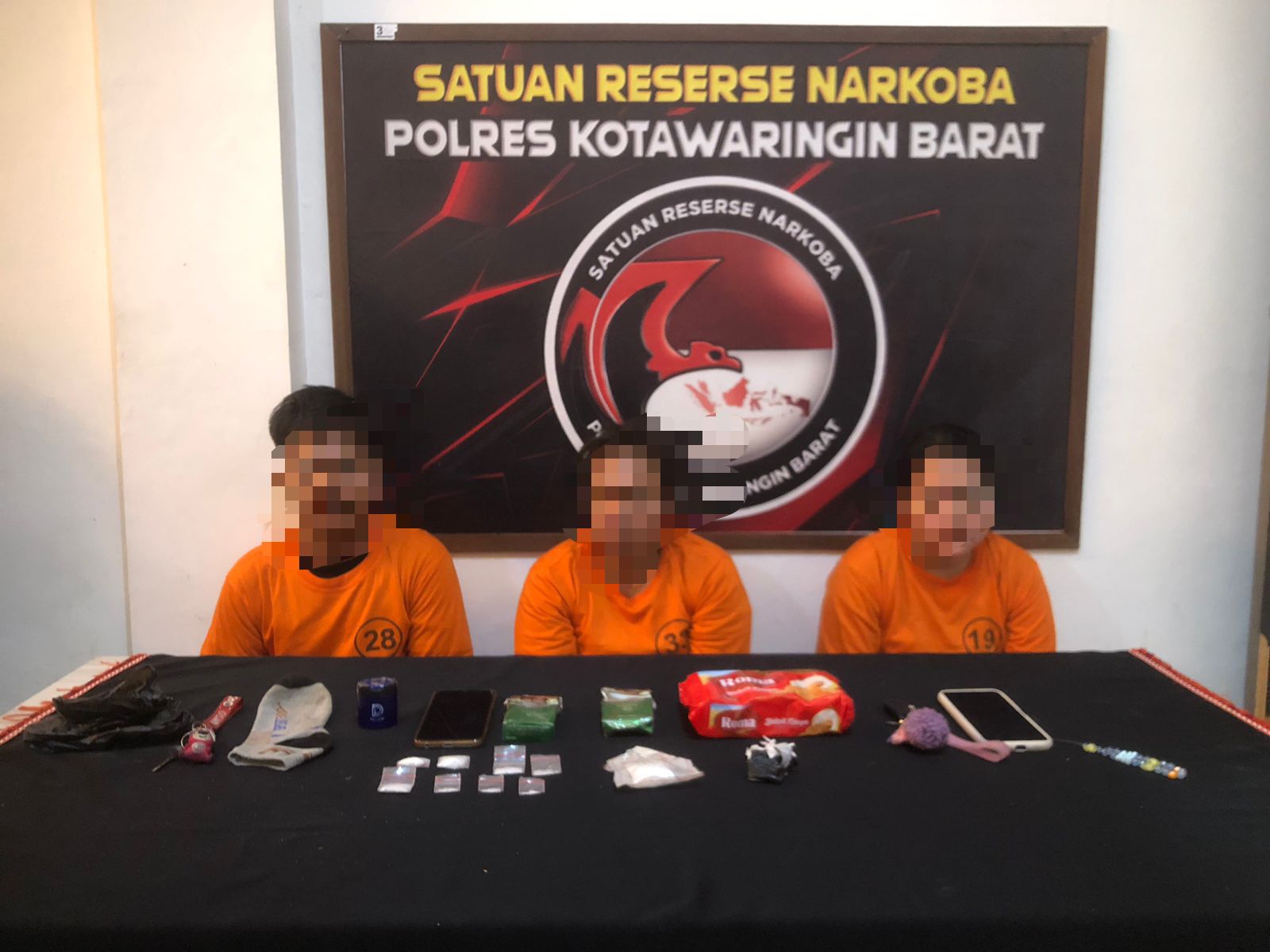 Tiga pengedar narkoba jenis sabu saat di Mapolres Kobar (Istimewa)