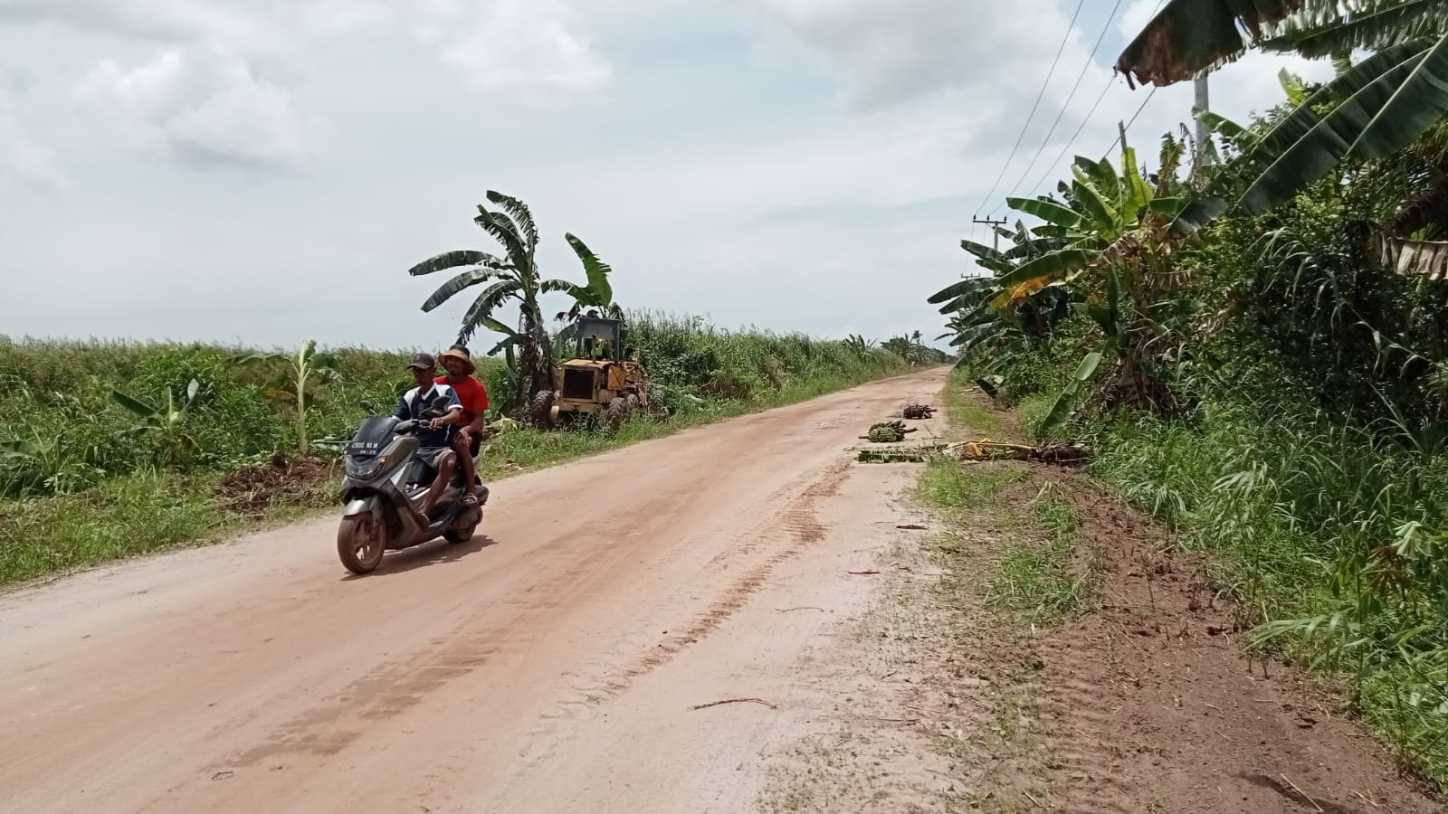 BELUM ASPAL: Salah satu ruas jalan yang menuju lokasi transmigrasi di Desa Pulau Nibung.