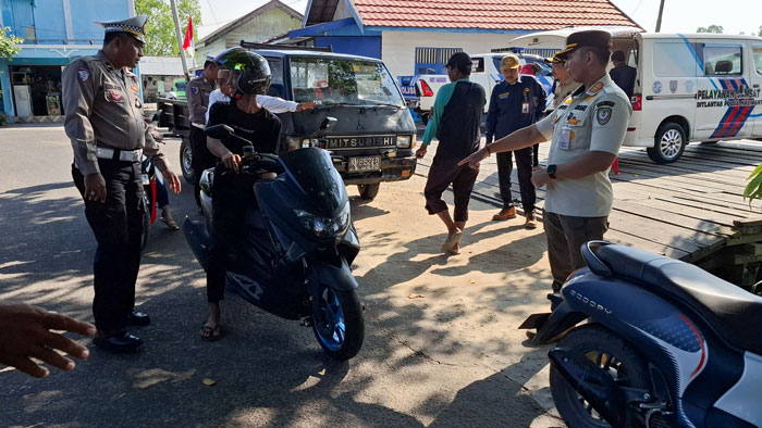 RAZIA: Kasatpol PP Seruyan, Agus Supriadi bersama satuan gabungan dari berbagai instansi menggelar razia dan sosialisasi taat pajak. IST/RADAR SAMPIT