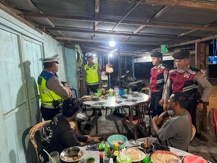PATROLI: Personel Polres Seruyan melaksanakan patroli dalam rangka mencegah aksi premanisme, Kamis (8/5/2025) malam. M. RIFANI DEWANTARA/RADAR SAMPIT