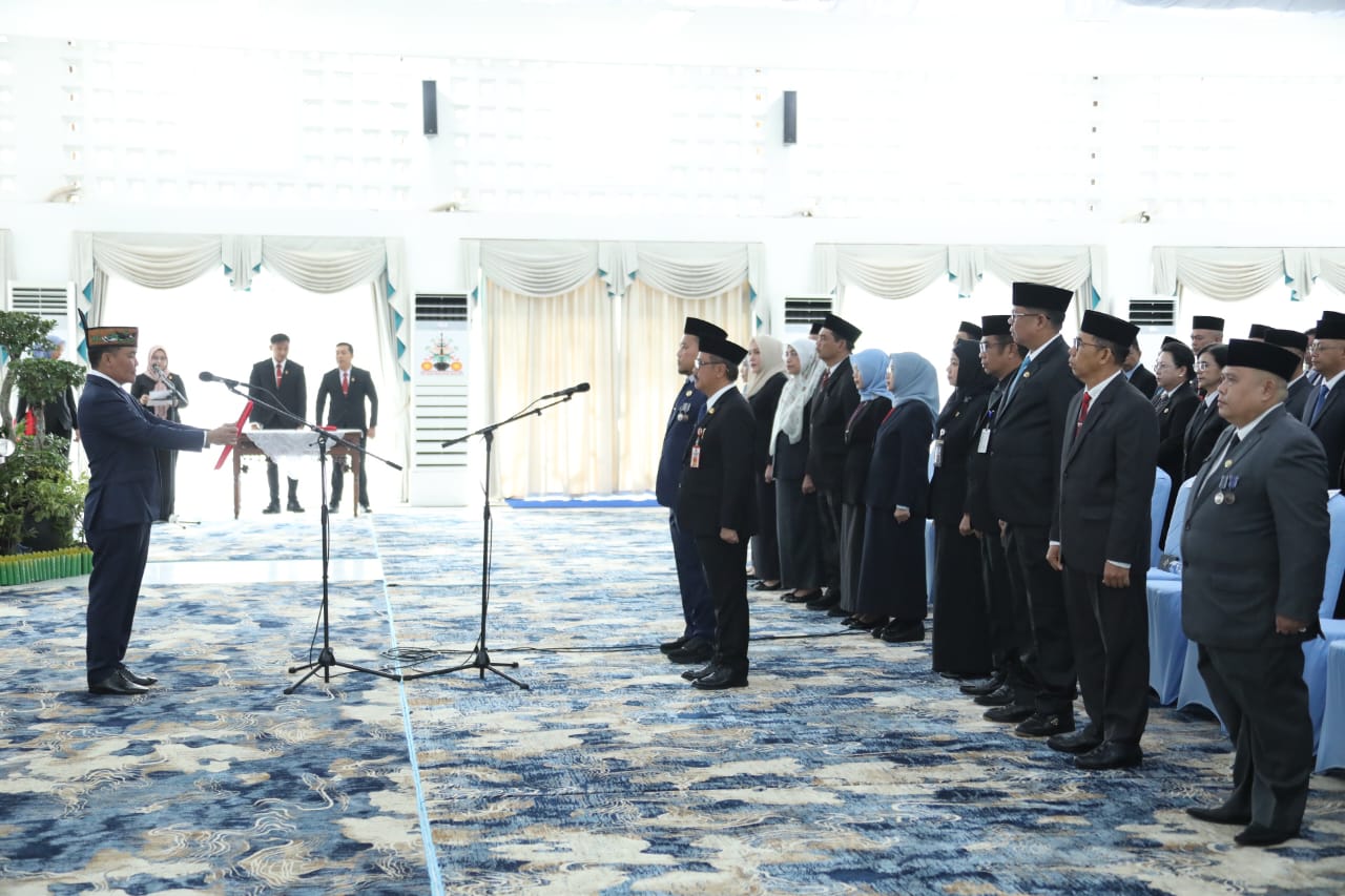 Gubernur Kalteng H. Agustiar Sabran melantik pejabat Pimpinan Tinggi Pratama Lingkup Pemprov Kalteng. (MMC Kalteng)