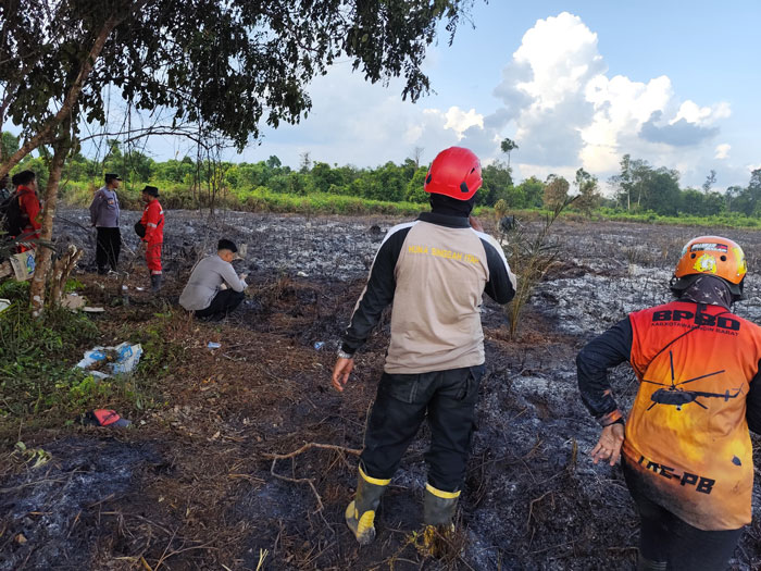 KARHUTLA: Penanganan kebakaran hutan dan lahan di Jalan Ahmad Shaleh kilometer 13, akses penghubung Pangkalan Bun menuju Kotawaringin Lama, Rabu (8/5).