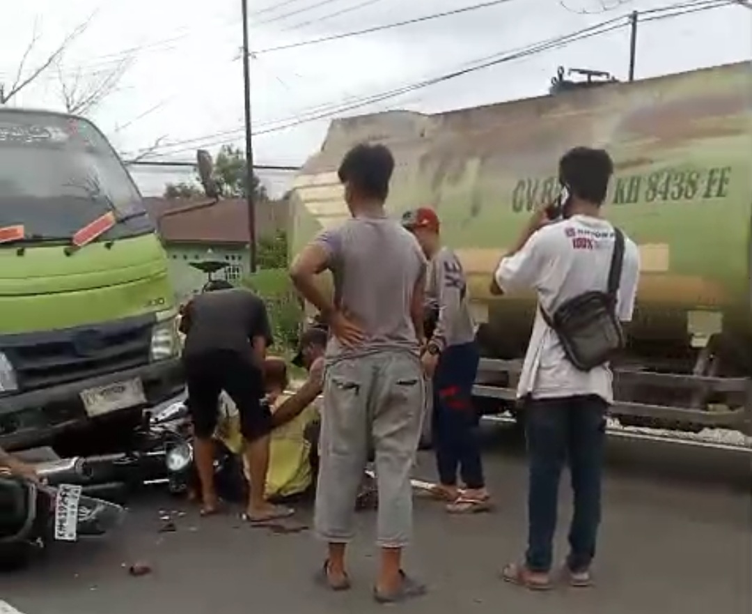 CEDERA BERAT: Kecelakaan lalu lintas antara truk CPO dengan sepeda motor di Jalan HM Arysad, Sampit, Jumat (9/5).
