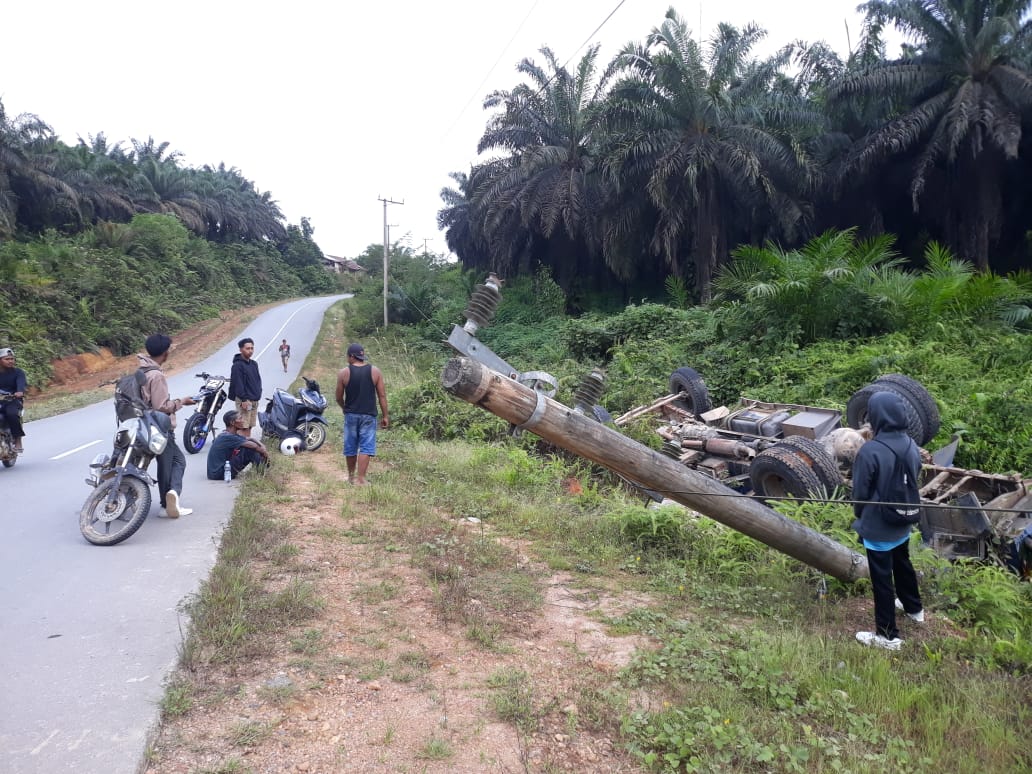 TERGULING: Truk CPO yang terguling setelah menanbark tiang listrik yang berakibat pemadaman lebih dari 6 jam
