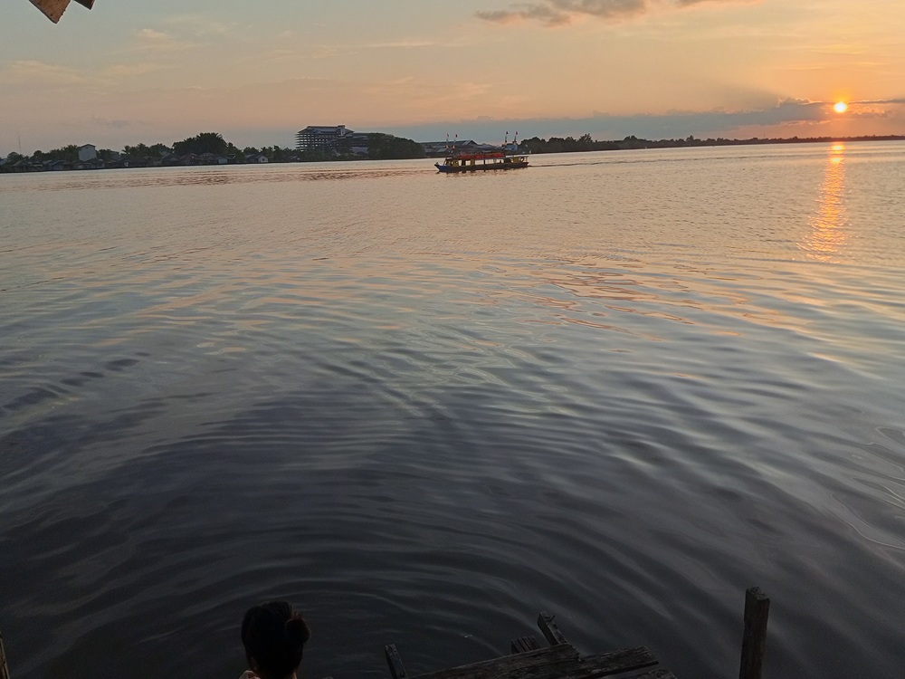 WISATA SUNGAI: Kapal wisata susur sungai yang beroperasi di Sungai Kapuas.&nbsp;SABRIANOOR/RADAR SAMPIT