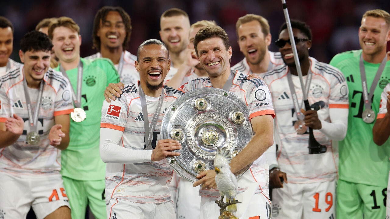 Thomas Muller memeluk piala terakhirnya di Bundesliga
