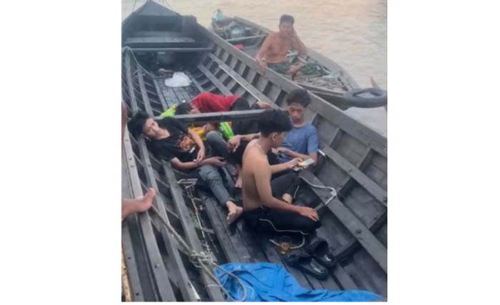 Empat orang korban dievakuasi oleh warga setelah perahu yang ditumpaginya tenggelam, 1 orang saat ini diduga menghilang dan masih dalam pencarian (Istimewa/Prokalteng)