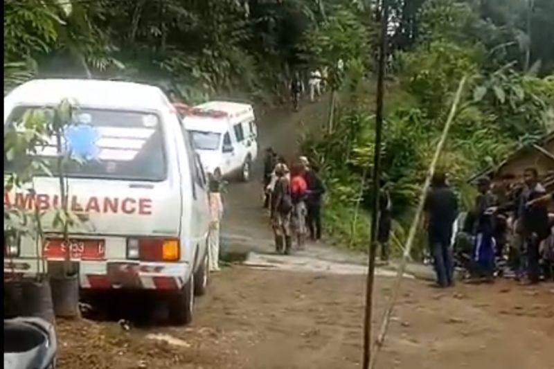 Mobil ambulans membawa korban ledakan  pemusnahan amunisi kedaluwarsa di Kecamatan Cibalong, Kabupaten Garut, Jawa Barat, Senin (12/5/2025). ANTARA/HO-warga