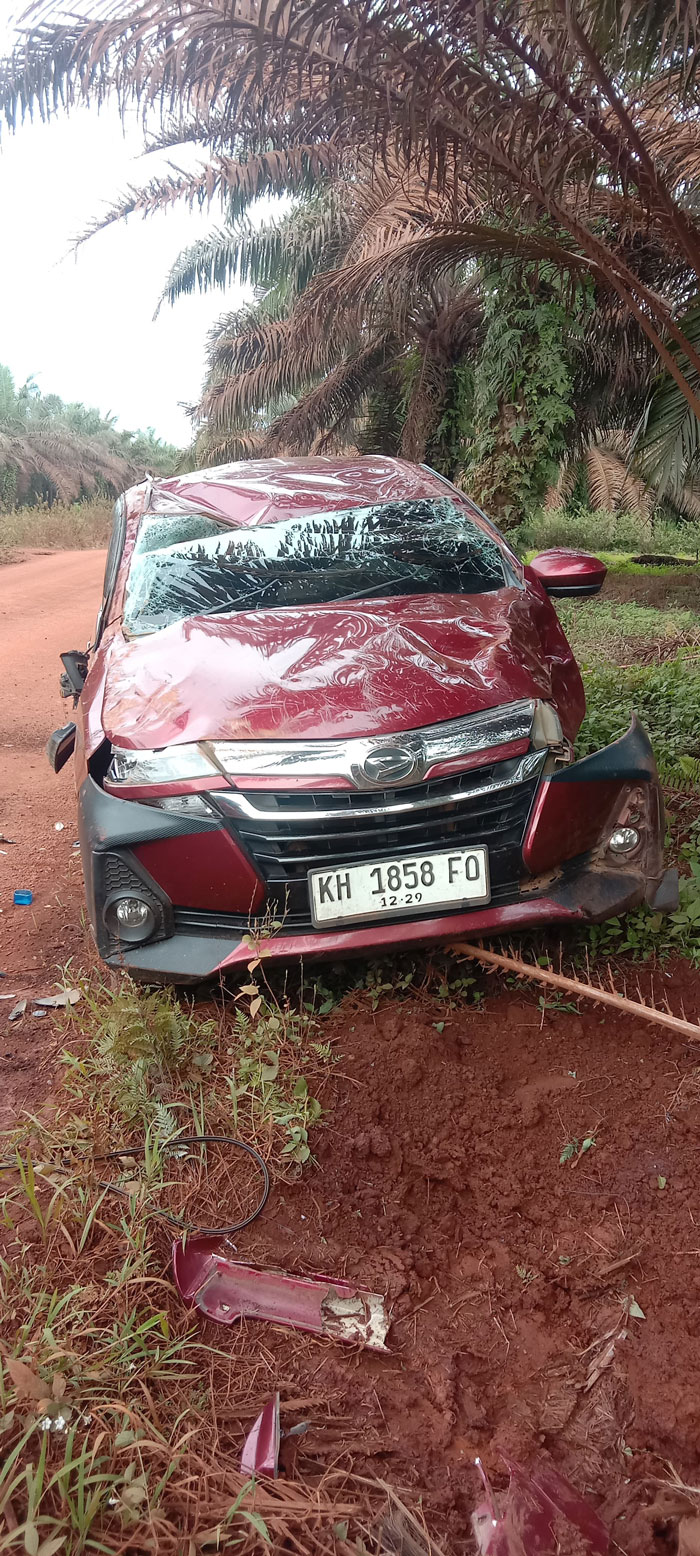 CELAKA: Mobil mengalami rusak berat akibat kecelakaan tunggal di jalan perkebunan kelapa sawit PT. Task 3, Kecamatan Cempaga, Kabupaten Kotim, Senin (12/05/2025) siang. IST/RADAR SAMPIT