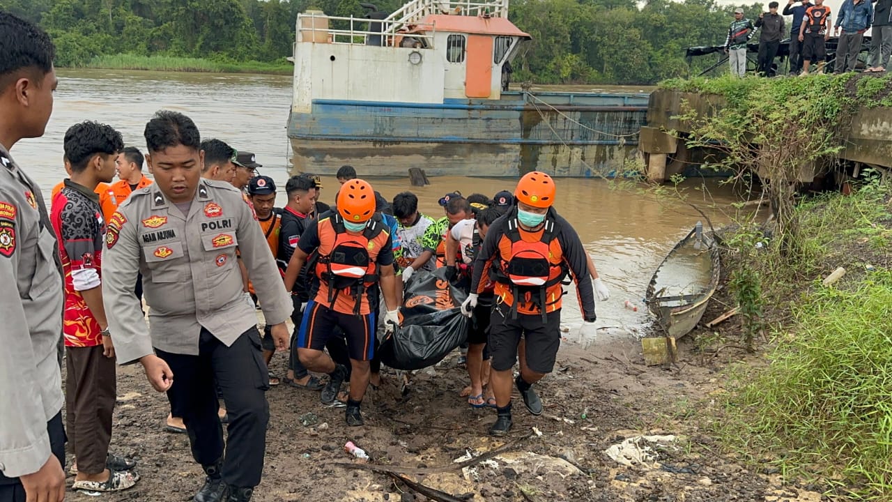 DITEMUKAN: Jenazah Akbar (20) korban perahu ternggelam di Sungai Kahayan ditemukan Senin (12/5/2025) sore.