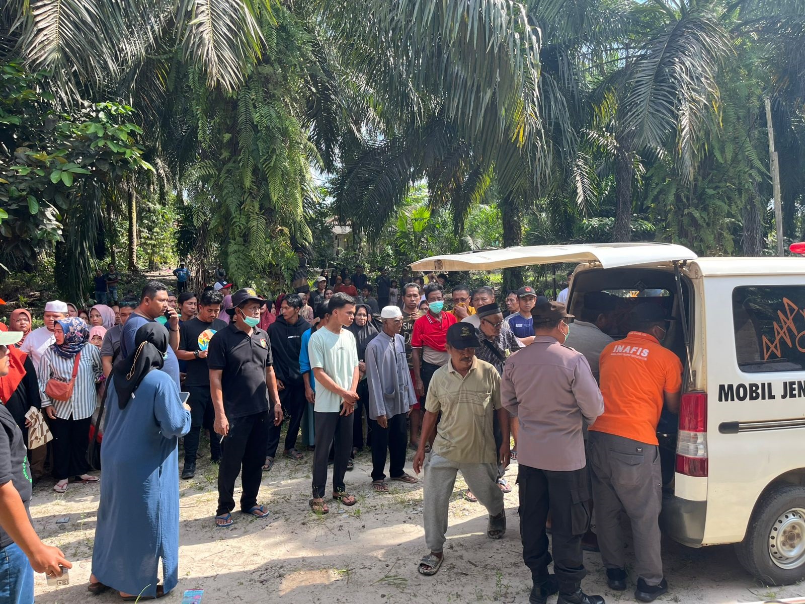 Evakuasi jenazah yang ditemukan nyaris tinggal tulang, di RT 30 Desa Pandu Senjaya, Kecamatan Pangkalan Lada, Kabupaten Kotawaringin Barat (Kobar), Senin (11/5).
