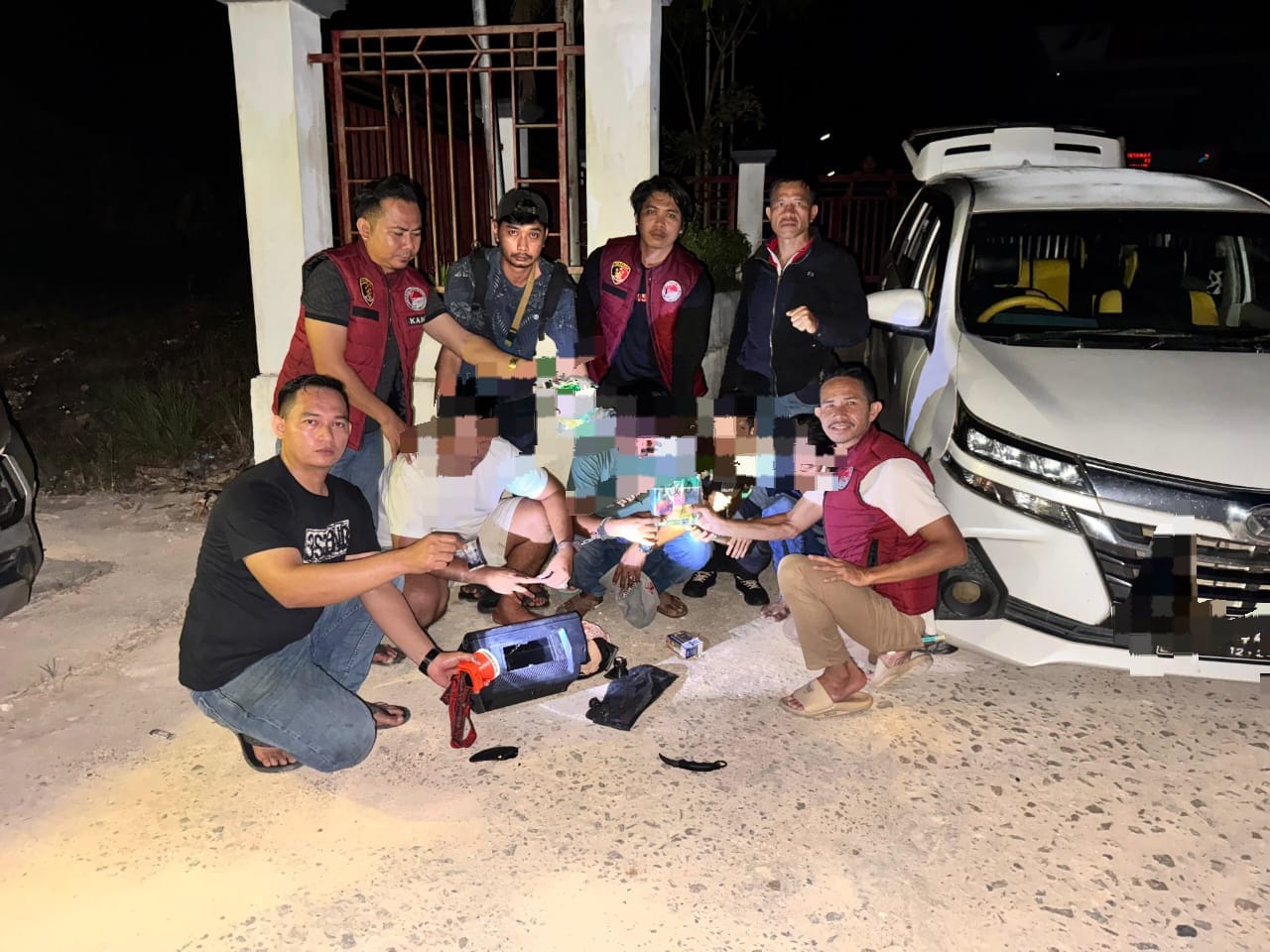 KELAS KAKAP: Aparat Polres Lamandau saat mengungkap peredaran sabu mencapai 2 kilogram, baru-baru ini.&nbsp;IST/RADAR SAMPIT