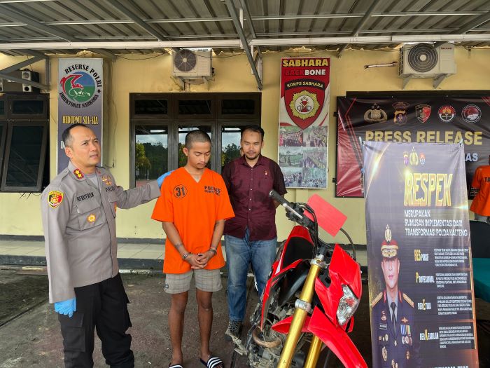 CURANMOR : Kapolres Gumas AKBP Heru Eko Wibowo dan Kasat Reskrim AKP Faisal Firman Gani ketika bersama pelaku curanmor BAH (19) saat press rilis di halaman Mapolres Gumas, Selasa (13/5/2025).