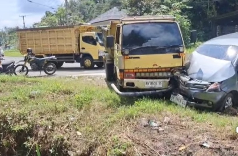LAKA LANTAS: Kondisi kedua kendaraan yang terlibat kecelakaan di Jalan Utama Pasir Panjang, Desa Pasir Panjang, Kecamatan Arsel, Kabupaten Kobar, Senin (12/5).