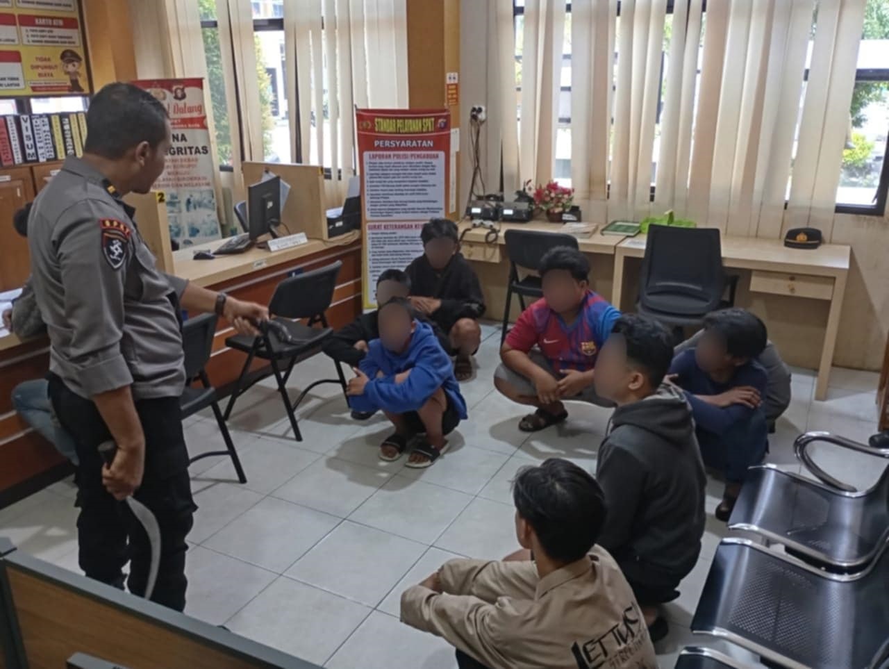 DIAMANKAN: Enam anak di bawah umur berstatus pelajar saat diamankan aparat karena terlibat tawuran.&nbsp;IST/RADAR SAMPIT