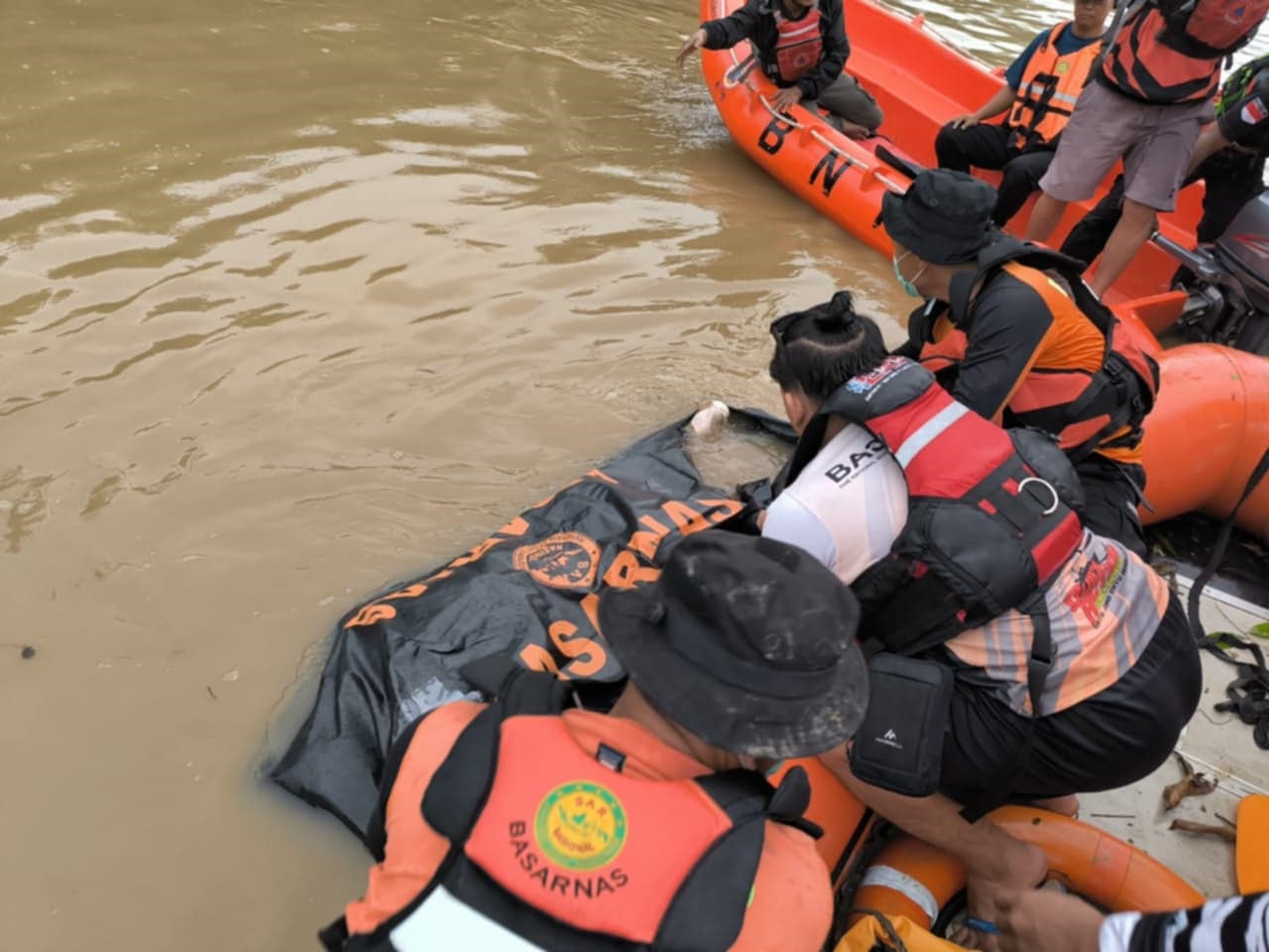 EVAKUASI: Petugas mengevakuasi jenazah Akbar dari Sungai Kahayan setelah sebelumnya tenggelam akibat kelotok terbalik, Sabtu (10/5) lalu.IST/RADAR SAMPIT