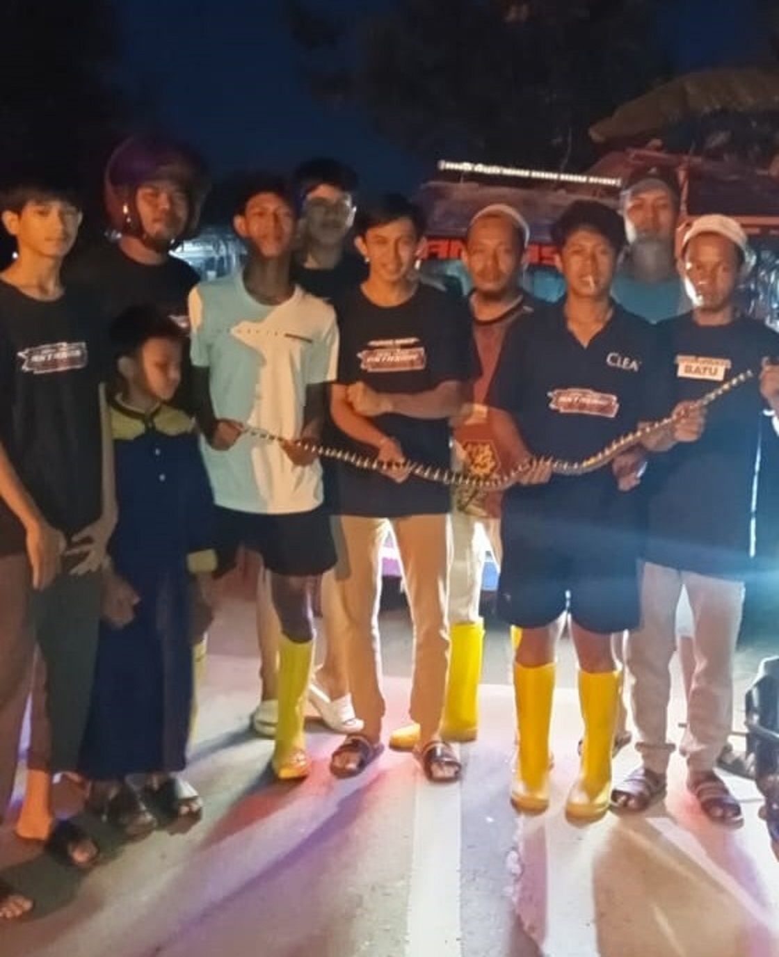 Seekor ular berbisa dengan panjang sekitar 1,5 meter yang sempat masuk  salah satu rumah warga di Desa Teluk Palinget,Kecamatan Pulau Petak dan  berhasil ditangkap tim relawan.