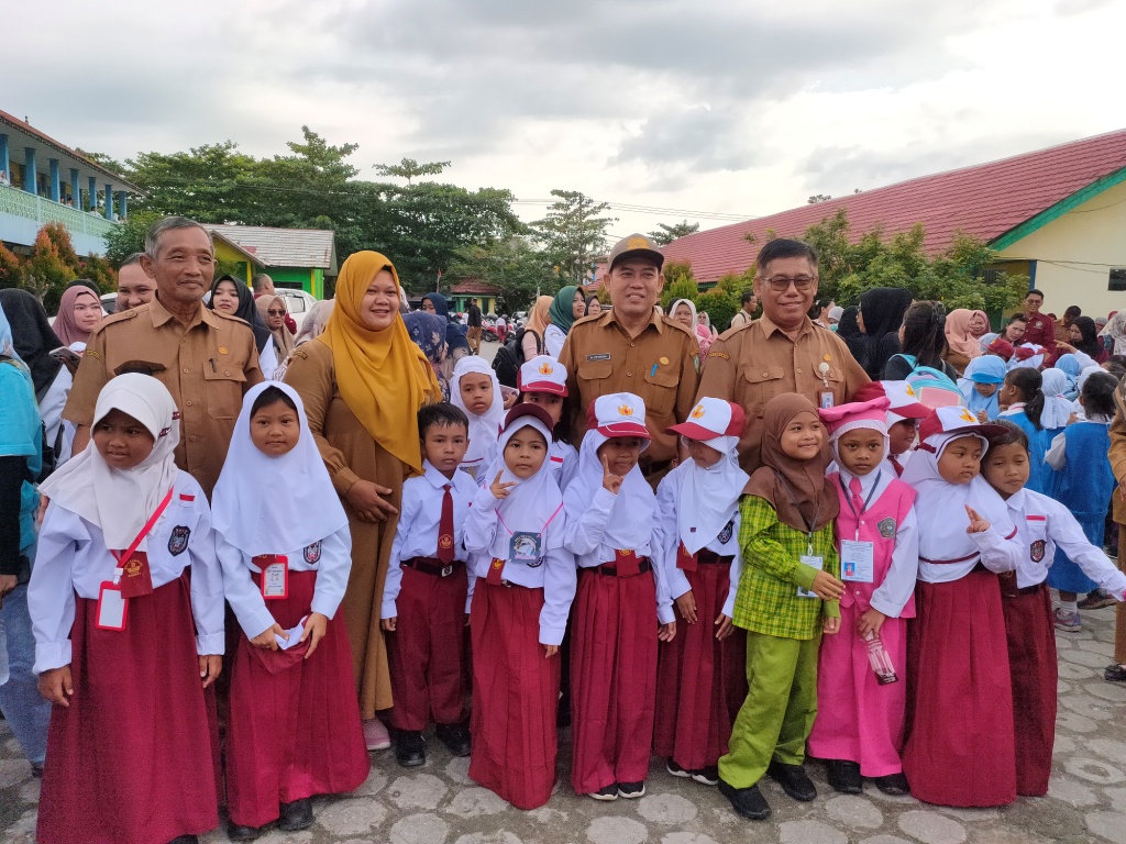 SEKOLAH: Kepala Disdik Kotim Muhammad Irfansyah beserta tenaga pengajar menghadiri kegiatan MPLS di lingkungan sekolah dasar pada tahun ajaran yang lalu.&nbsp;Dok. YUNI/RADAR SAMPIT&nbsp;