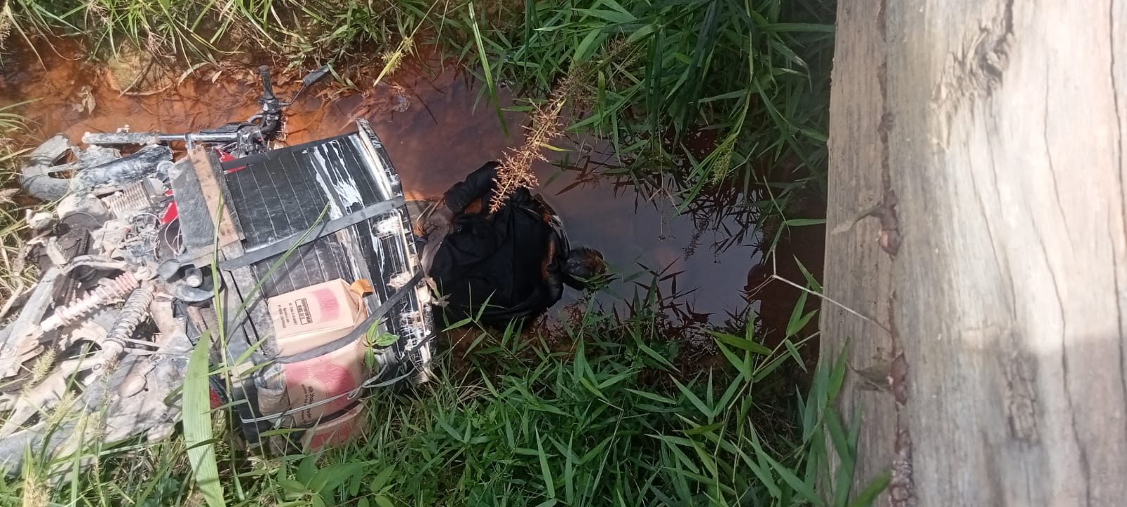 Mayat membusuk di bawah jembatan menggemparkan warga Desa Karang Mas, Kecamatan Batang Kawa, Kabupaten Lamandau, Kalimantan Tengah, Senin, 12 Mei 2025.