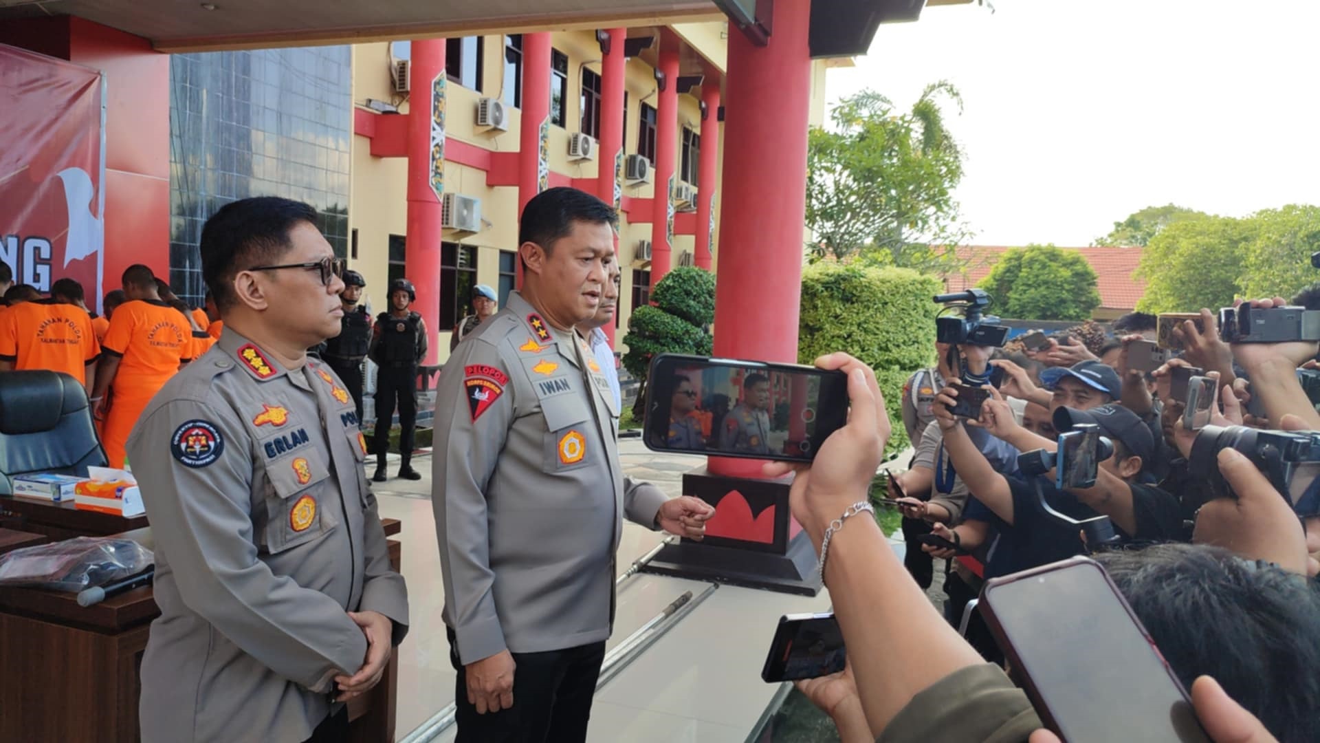 BERI PENJELASAN: Kapolda Kalteng Irjen Pol Iwan Kurniawan memberikan keterangan pada wartawan.DODI/RADAR SAMPIT
