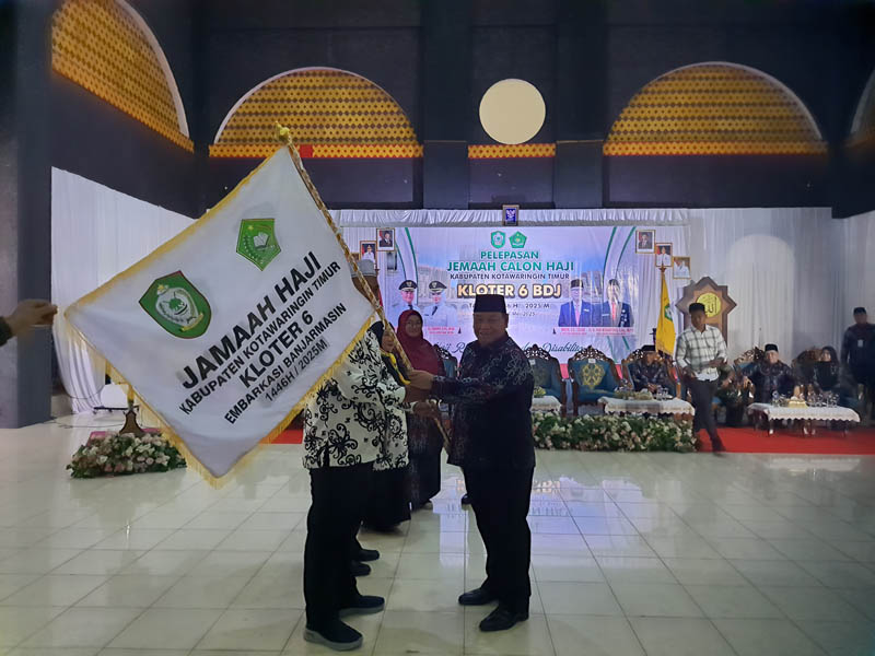 PELEPASAN: Bupati Kotim Halikinnor melepas Calon Jemaah Haji Kotim di Aula Jabal Rahmah Islamic Center, Selasa (13/5).HENY/RADAR SAMPIT