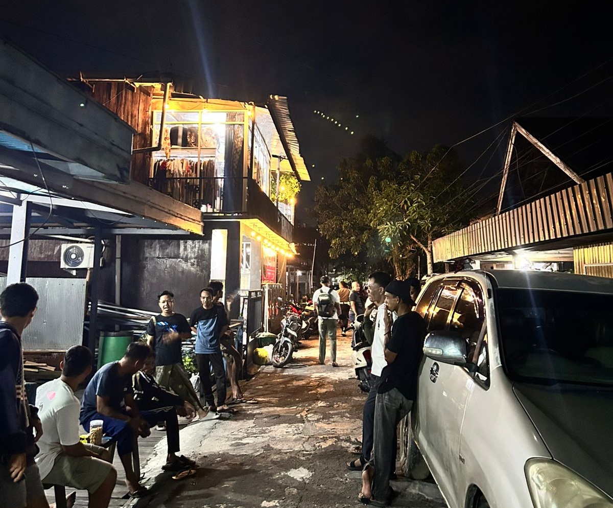 Warga saat berada di lokasi hilangnya maling yang mereka kejar (Istimewa) &nbsp;