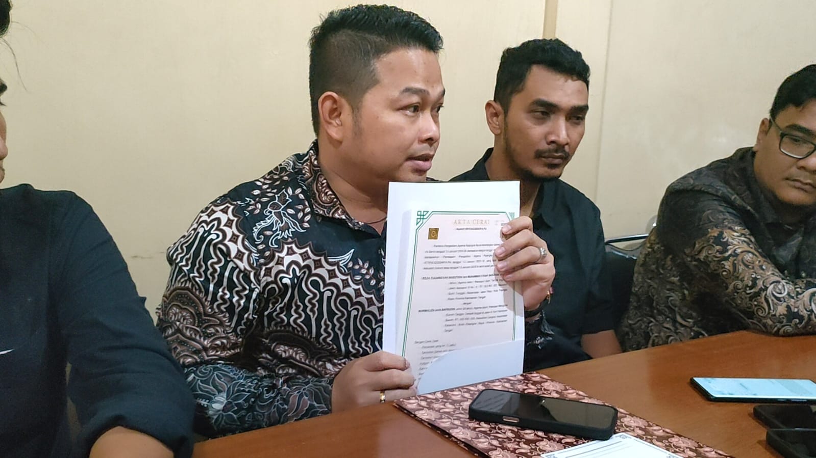 KLARIFIKASI: Mantan suami Nurmaliza dan penassihat hukumnya saat menyampaikan klarifikasi atas asumsi netizen yang menusuhnya sebagai terduga pelaku pembunuhan. (Istimewa)