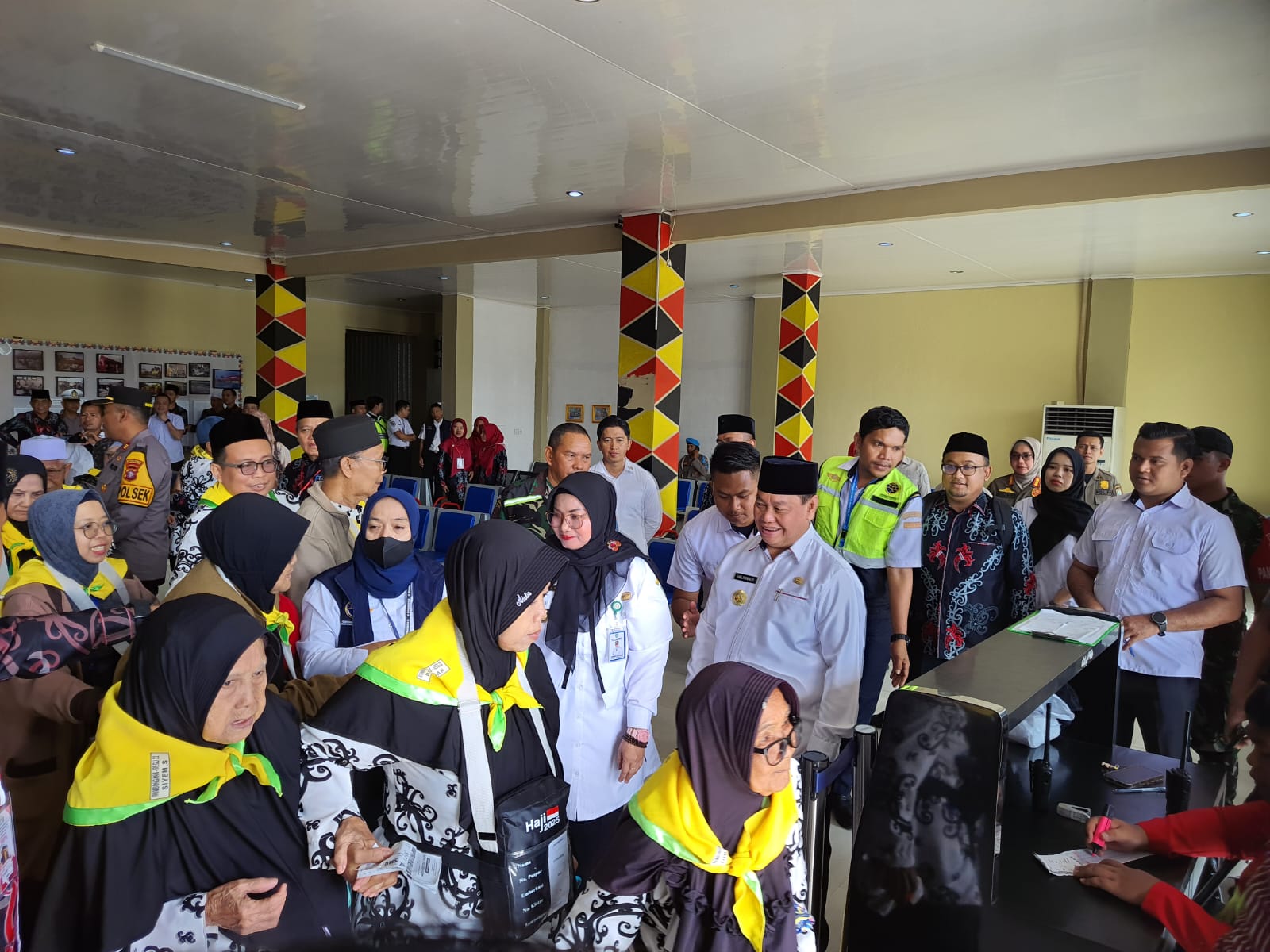 PELEPASAN : Bupati Kotim melepas keberangkatan calon jemaah haji Kotim di Bandara Haji Asan Sampit,Rabu (14/5) pagi.&nbsp;HENY/RADARSAMPIT
