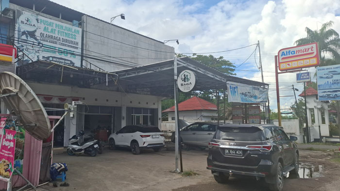 KECELAKAAN : Suasana lokasi kecelakaan depan showroom mobil di Jalan Jenderal Sudirman, Sampit, Rabu (14/5/2025) siang. FAHRY/RADAR SAMPIT