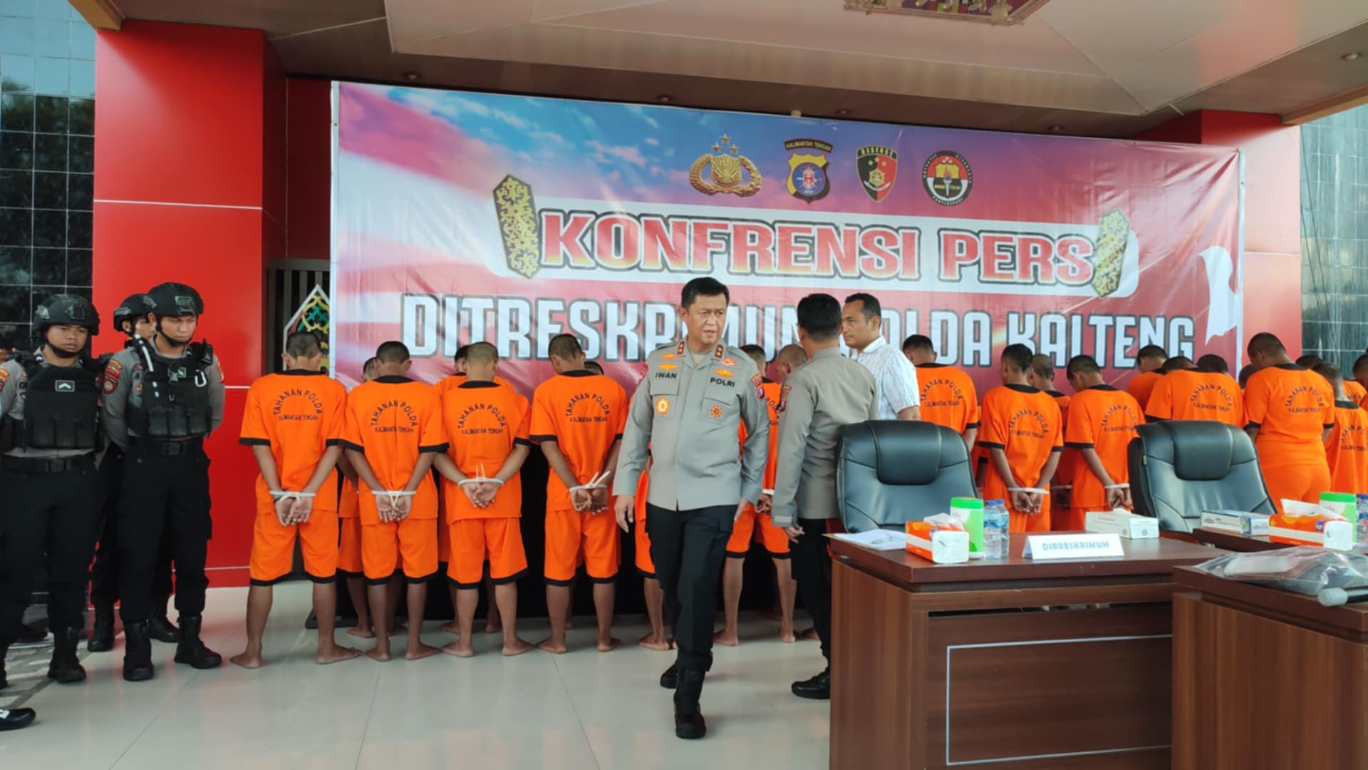 DITANGKAP: Polda Kalteng menggelar rilis penangkapan 27 orang tersangka penjarahan massal tandan buah segar (TBS) kelapa sawit di Kabupaten Seruyan, Selasa (13/5).DODI/RADAR SAMPIT