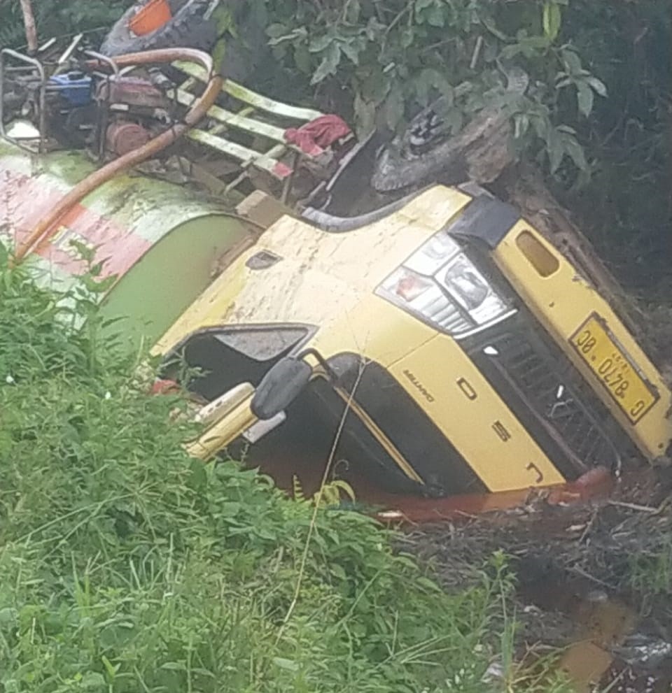 CELAKA: Truk tangka CPO kecelakaan tunggal di Jalan HM Arsyad kilometer 14, Sampit, Kamis (15/5/2025) siang. IST/RADAR SAMPIT
