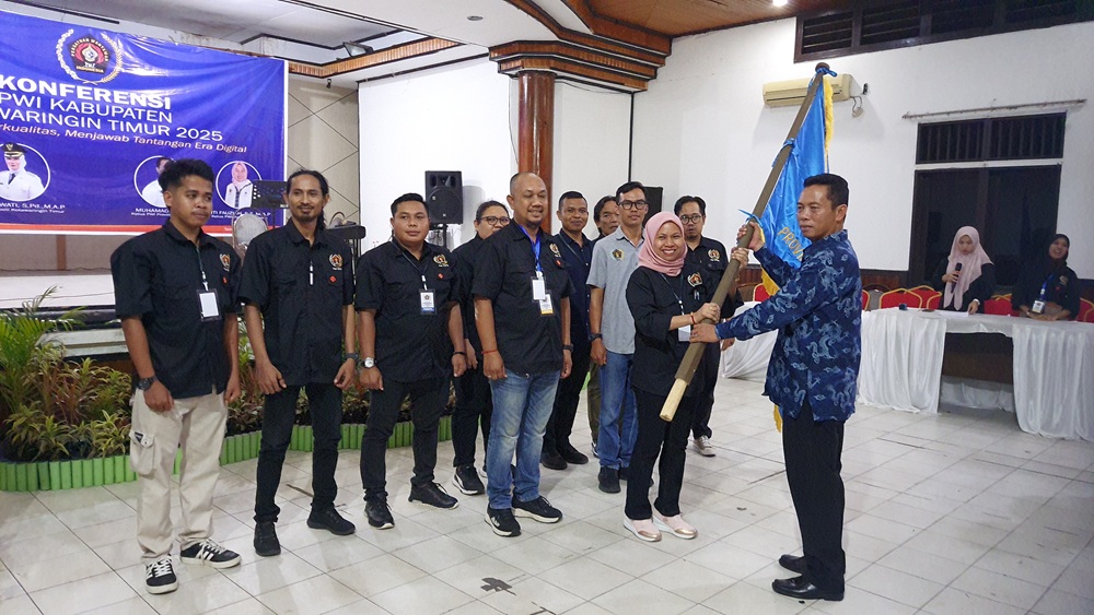 LANGSUNG DILANTIK: Ketua PWI Kotim Siti Fauziah beserta pengurus mengibarkan bendera PWI Kotim usai ditetapkan dan dilantik di Gedung Wanita Sampit, Rabu (14/5).&nbsp;HENY/RADAR SAMPIT