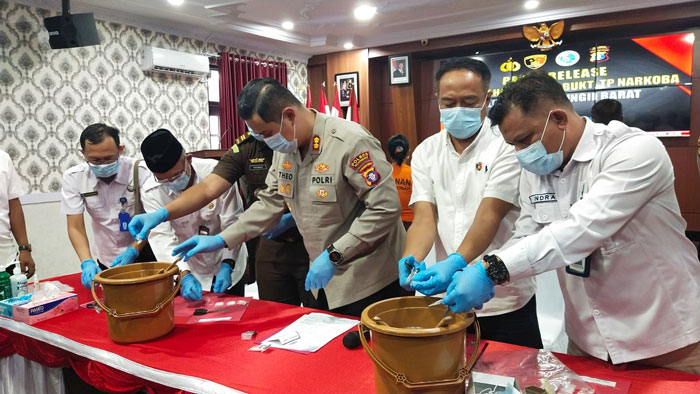 Pemusnahan barang bukti narkotika jenis sabu di aula Satya Haprabu, Polres Kotawaringin Barat, Rabu (14/5).SYAMSUDIN/RADAR PANGKALAN BUN