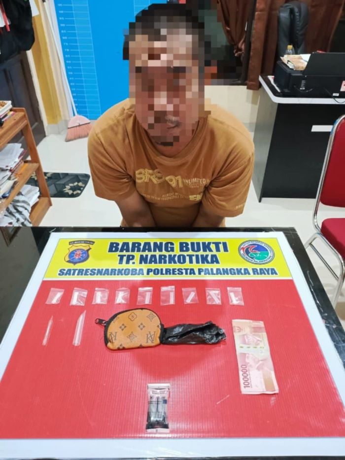 NARKOBA : Syamsul Hadi alias Asul (45), pengedar sabu asal kampung Puntun, Palangka Raya diamankan Bersama barang bukti. IST/RADAR PALANGKA