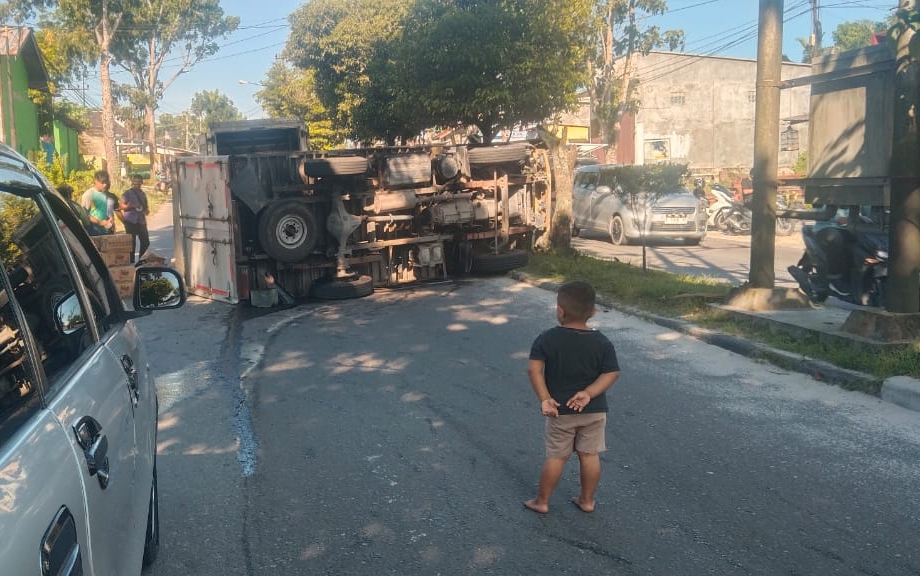 Seorang bocah menonton evakuasi kecelakaan lalulintas tunggal di Jalan Pasanah, Kelurahan Madurejo, Kecamatan Arut Selatan, Pangkalan Bun, Kabupaten Kotawaringin Barat, Jumat (16/5).