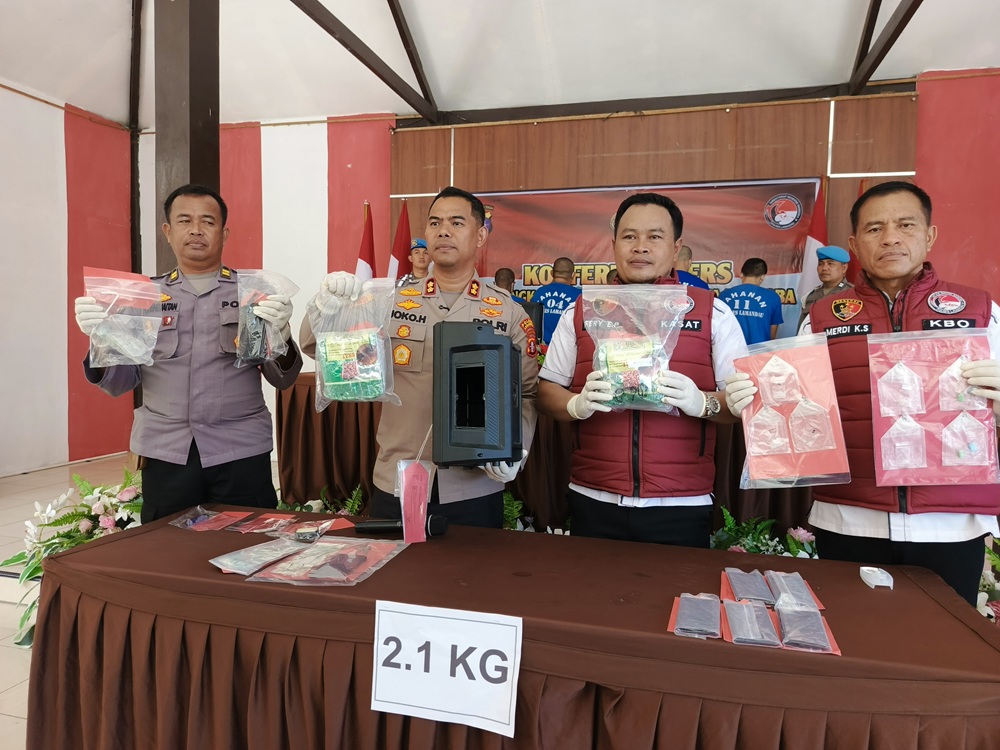 RILIS PENGUNGKAPAN: Kapolres Lamandau AKBP Joko Handono dan jajarannya saat menggelar rilis perkara narkoba di Mapolres Lamandau, Kamis (15/5).&nbsp;
