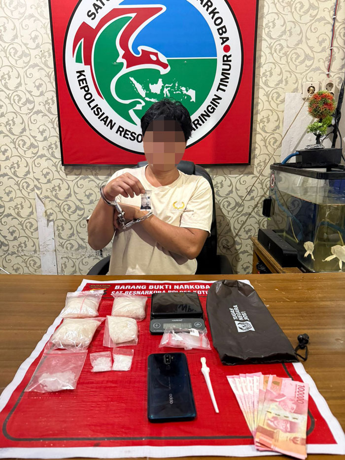 SABU : Pelaku M (44) diamankan bersama barang bukti narkoba di Polres Kotim, baru-baru ini. POLRES KOTIM FOR RADAR SAMPIT