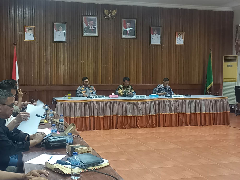 MEDIASI: Bupati Seruyan Ahmad Selanorwanda (tengah) didampingi Kapolres Seruyan AKBP Han&rsquo;s Itta P (kiri) saat memimpin rapat mediasi penanganan konflik sosial, Kamis (15/5).
